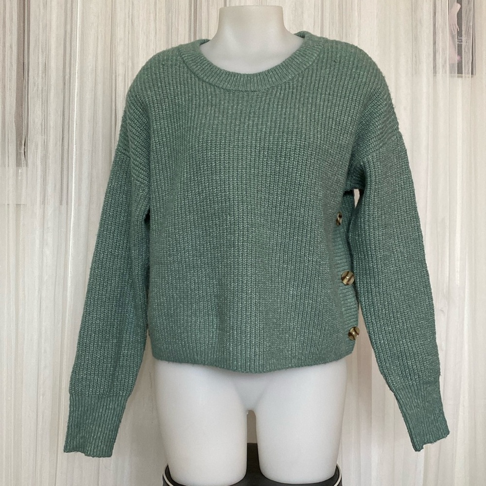 Yes Lola crew neckline ribbed knit sweater, buttons details, boxy! Size Small